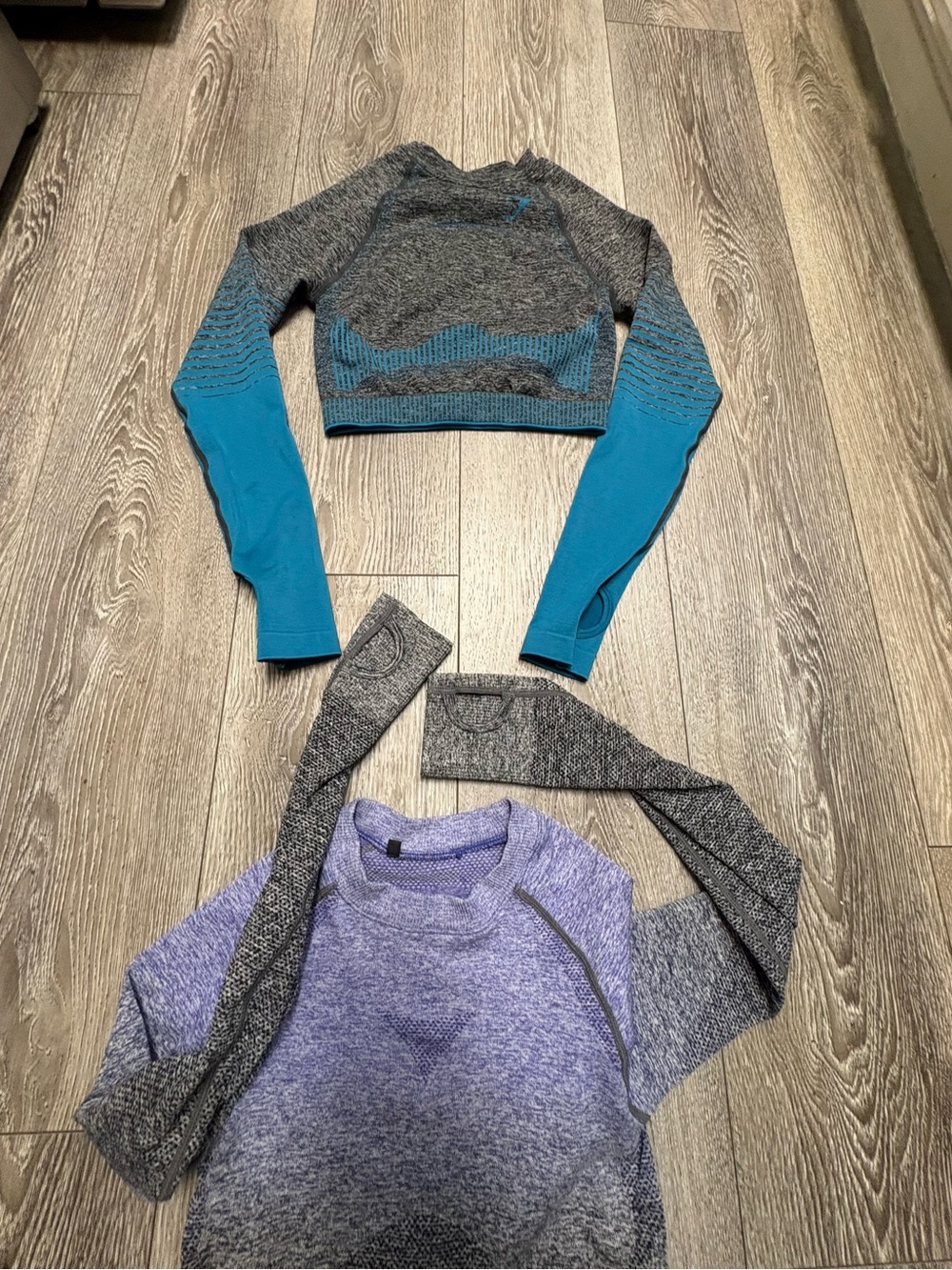 Bundle of 2 Gymshark Seamless Ombre Crop Long Sleeve - Gray & Teal Accents - Picture 4 of 8